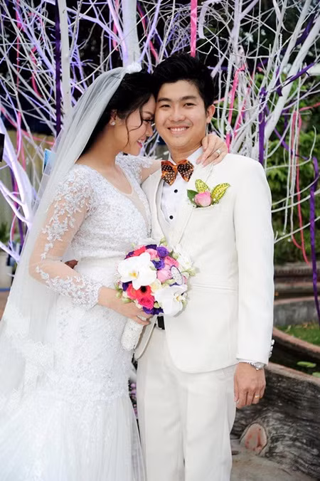 Nhật Kim Anh Khác với các người đẹp khác, nữ ca sĩ Nhật Kim Anh không chọn các đại gia làm bến đỗ cho hạnh phúc cho mình. Ngay cả trong sự nghiệp ca hát, cô cũng khẳng định chẳng có đại gia nào chống lưng. Cuối năm 2014, cô lên xe hoa với Bửu Lộc. Anh chỉ là một nhân viên ngân hàng bình thường ở Cần Thơ. Cuối tháng 9 vừa qua, vợ chồng Nhật Kim Anh vừa chào đón cậu con trai đầu lòng rất đáng yêu. Dù không lấy chồng đại gia, song người đẹp Long thành cầm giả ca vẫn được chồng và gia đình chồng chiều chuộng và yêu thương hết mực.