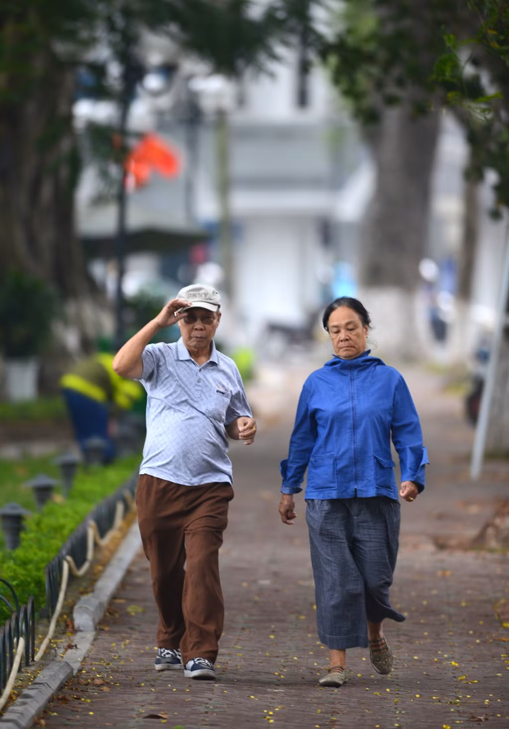 Đi bên hồ dễ bị những luồng gió thổi táp vào người.