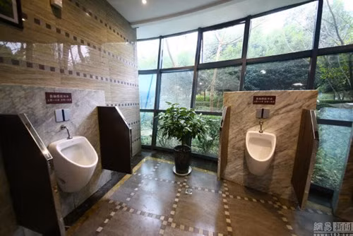 Được biết, chi phí xây dựng công trình công cộng này khoảng 800.000 nhân dân tệ (hơn 2,6 tỷ đồng). 