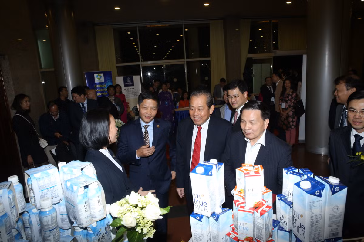 Phó Thủ tướng Trương Hòa Bình trò chuyện, tìm hiểu thông tin về thương hiệu TH true MILK bên lề Lễ trao biểu trưng tối 30/11.