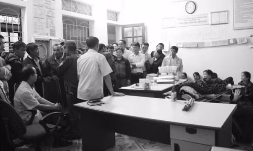 Người nhà quây khoa Lây bệnh viện Đa khoa Quỳnh Lưu.