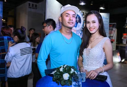 Ca sĩ A Tuân đi xem phim cùng ca sĩ trẻ Thủy Tiên.