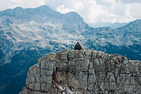 Căn nhà được gọi tên là Luka Vuerich Hut nằm trên dãy núi Apls, giáp ranh biên giới giữa Italy và Slovenia.