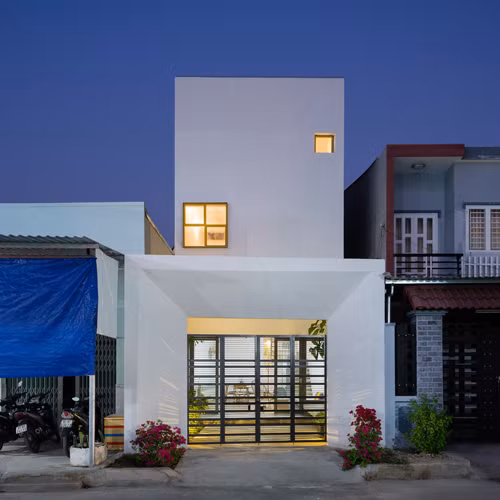 Ngôi nhà nằm ở vị trí và địa thế không hề hoàn hảo. Đầu tiên, ngôi nhà nằm trong một khu vực tự phát với diện tích khoảng đất là 5x17m - bất lợi đất hẹp ngang, lòng sâu khá phổ biến ở những khu vực đông dân tại Việt Nam. Ngoài ra, môi trường xung quanh khá lộn xộn và thiếu cây xanh.