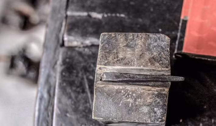Thanh sắt đục để chế tác bạc từ thời nhà Thanh đã quá mòn nên Xia thay nó bằng thanh sắt đục khác.
