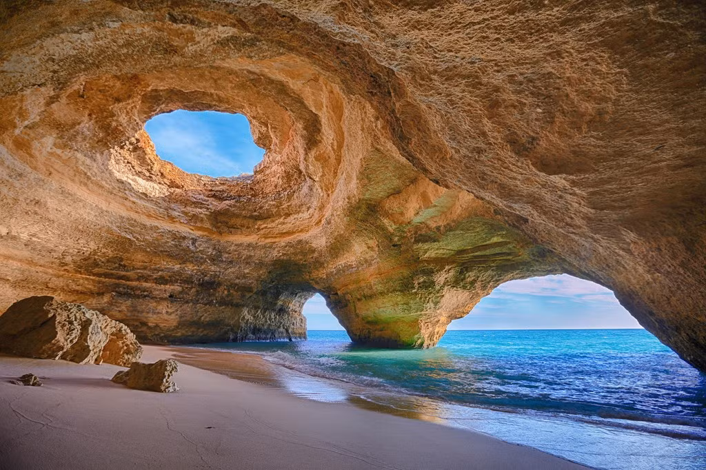 Algarve là hang động tuyệt đẹp nằm ở Bồ Đào Nha, được hình thành do sự bào mòn của sóng biển vào đá vôi. Du khách đến đây cũng có thể được nhìn ngắm những đàn cá heo bơi lội trong vùng biển xanh biếc. Ảnh: Theculturetrip.