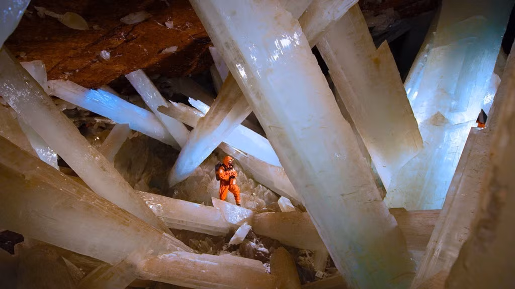 Động pha lê Naica Mine, ở Mexico gây choáng ngợp bởi có rất nhiều tinh thể pha lê khổng lồ. Hang động này cấm du khách vì lý do an toàn. Ảnh: 1photo1day.
