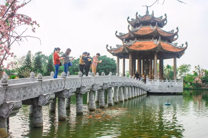 Lầu Quan Âm nằm ở giữa hồ nước như một đài sen nguy nga, lộng lẫy. Dẫn vào lầu Quan Âm là một cây cầu đá hình cánh cung với những nhịp đầu rồng được chạm khắc tinh xảo.