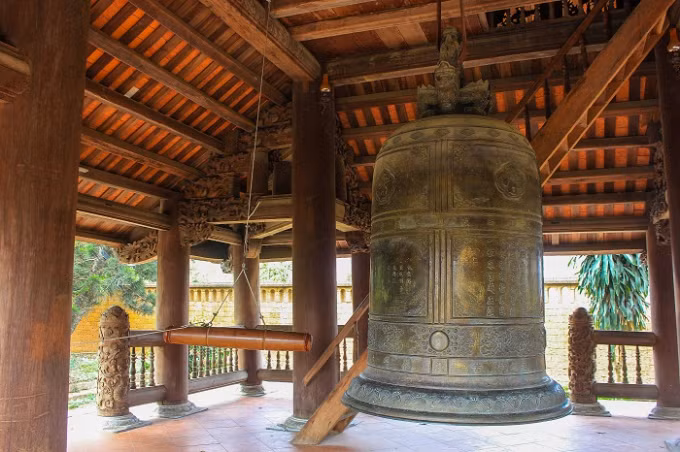 Gác trống và gác chuông với thiết kế ba tầng, cong vút đẹp mắt. Giữa khuân viên chùa là hồ nước xanh mát.