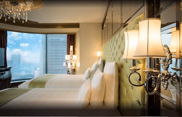 Tại sự kiện, ông Kent Lui, kiến trúc sư trưởng của tòa nhà đã chia sẻ câu chuyện về tầm nhìn và sự phát triển của tòa nhà để trở thành điểm đến đẳng cấp thế giới như hiện nay. Khách sạn sang trọng là tòa nhà 39 tầng tọa lạc ngay trung tâm thành phố, với hai mặt tiền hướng ra hai con đường danh giá nhất thành phố, đường Đồng Khởi và Nguyễn Huệ. Từ mỗi khung cửa kính từ những phòng khách sạn hay căn hộ hoặc phòng trong tòa nhà đều có góc nhìn tuyệt đẹp giữa Sài Gòn. Với kiến trúc bên ngoài mang tính biểu tượng, tòa nhà nổi bật trên nền trời thành phố với tường kính cong cùng hệ thống ánh sáng năng động.