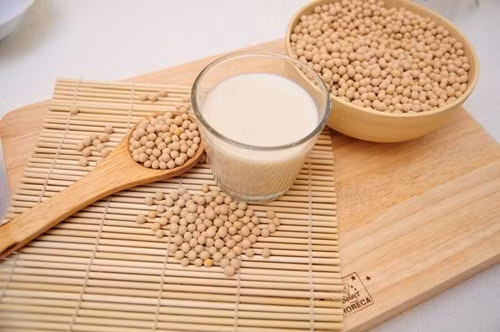 1. Sữa đậu nành. Từ lâu, các chị em đã truyền tai nhau uống nhiều sữa đậu nành và sử dụng các loại thực phẩm có chiết xuất từ đậu nành sẽ làm tăng size vòng 1 . Điều này đã được các chuyên gia kiểm chứng và khẳng định, trong đậu nành có chứa một lượng lớn genistein và isoflavone, các chất tương tự như hormone estrogen cùng với hàng loạt các vitamin A, B1, B2, D… giúp nở ngực và rất tốt cho sức khỏe.