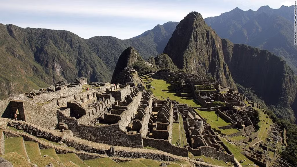 Machu Picchu (Peru): Tọa lạc ở độ cao khoảng 2.438 m trên dãy Andes, thành phố Machu Picchu bí ẩn được xây dựng hơn 500 năm trước, giờ đây thu hút hàng nghìn khách du lịch mỗi ngày.