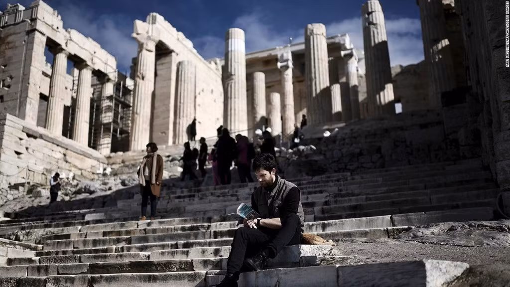 Athens (Hy Lạp): Các công trình cổ của Athens hòa hợp đến kinh ngạc với Athens hiện đại. Du khách có thể tìm thấy các quán cà phê và cửa hàng trên khu phố đi bộ dưới thành Acropolis, khiến di tích này trở thành một phần trong cuộc sống hàng ngày của người dân Athens.