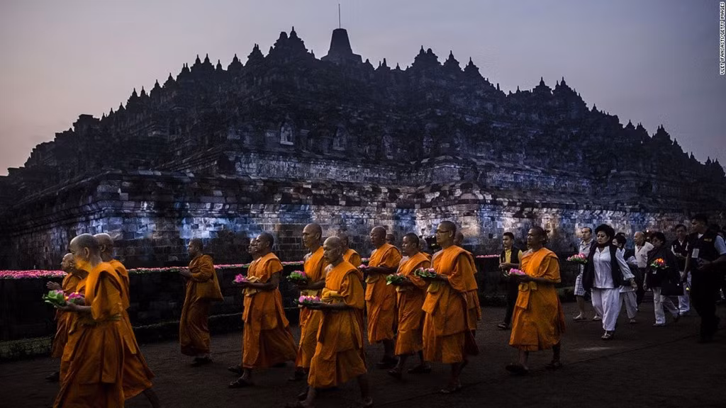 Borobudur (Indonesia): Khu đền Phật giáo từ thế kỷ 9 Borobudur là nơi được tham quan nhiều nhất ở Indonesia. Công trình hoàn thành vào đầu những năm 800, nằm dưới lớp phủ của tro núi lửa và rừng hàng thế kỷ, trước khi được tìm thấy đầu những năm 1800.
