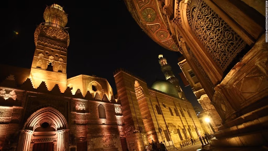 Cairo (Ai Cập): Cùng với quần thể kim tự tháp Giza ở ngoại ô thành phố, Cairo đã trải qua lịch sử hơn 1.000 năm. Trong ảnh là đường Al-Mu’izz al-Din Illah, một trong những con đường lịch sử quan trọng nhất tại khu Hồi giáo ở Cairo.