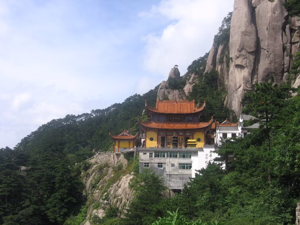 Chùa Tiểu Lôi Âm, nơi thầy trò Đường Tăng gặp yêu quái Hoàng Mi, nằm ở chân núi Cửu Hoa, thuộc tỉnh An Huy. Chùa có kiến trúc cổ kính, nằm giữa không gian rừng núi rộng lớn, thích hợp làm bối cảnh quay phim. Đạo diễn Dương Khiết qua đời hôm 15/4 tại Bắc Kinh, Trung Quốc, thọ 88 tuổi. Bộ phim của bà đã được chiếu lại hơn 3.000 lần trong suốt hơn 3 thập kỷ lần đầu ra mắt khán giả. Ảnh: Huangshan Tour.