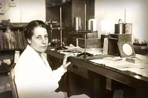 3. Lise Meitner (1878 – 1968) Là một nhà vật lý hạt nhân thiên tài, Lise Meitner sinh ra ở Úc. Bà đã được “thọ giáo” hai nhà khoa học nổi tiếng Ludwig Boltzmann và Max Planck. Trong quá trình làm việc với Otto Hahn, bà đã phát hiện ra nguyên tố Plutoni (một nguyên tố hóa học hiếm, có tính phóng xạ cao). Bà cũng góp phần trong nghiên cứu tìm ra sự phân hạch hạt nhân, và sau đó là chế tạo ra bom, mặc dù Lise không nhận thức được khía cạnh đen tối trong nghiên cứu của mình. Lise đã từ chối giải Nobel được trao cho mình, nhưng thế giới vẫn ngưỡng mộ bà, và tên bà được đặt cho nguyên tố Meitneri.