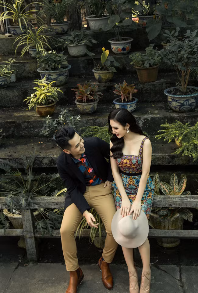 Mới đây, "Nữ hoàng thảm đỏ" trình làng bộ ảnh mới với phong cách ngọt ngào, lãng mạn bên Phạm Hồng Phước - chàng ca sĩ được yêu thích trong chương trình Sing my song.