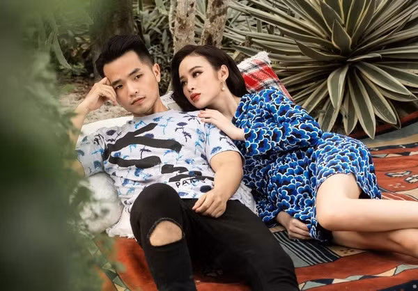Người đẹp Angela Phương Trinh tình tứ nép vào người Phạm Hồng Phước giữa bối cảnh thiên nhiên thoáng đãng.