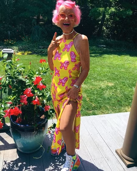 Bà Baddie Winkle hào hứng chia sẻ những bức ảnh mặc bikini, trang phục màu sắc rực rỡ, kiểu dáng trẻ trung bất chấp tuổi tác, dường như không có phong cách thời trang nào bà không dám thử nghiệm.