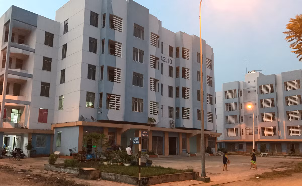 Một cán bộ công an khu vực quản lý địa bàn cho biết giá nhà ở được bố trí cho các hộ tái định cư dao động từ 300 – 400 triệu đồng/căn hộ khoảng 40m2.
