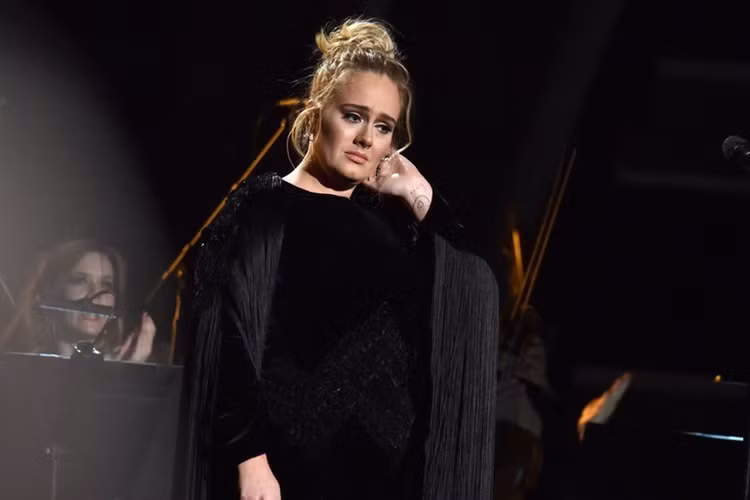 Adele chửi thề khi hát tưởng nhớ George Michael Khi ban nhạc vừa bắt đầu, Adele đã phát hiện ra mình đang hát lệch tông cho nên đã kêu họ dừng lại kèm theo một câu chửi thề. Cô xin lỗi khán giả vì đã hành động như thế trong một chương trình truyền hình trực tiếp nhưng kiên quyết không muốn sự cố năm ngoái lặp lại, đặc biệt là trong nỗ lực nhằm tri ân George Michael của mình.