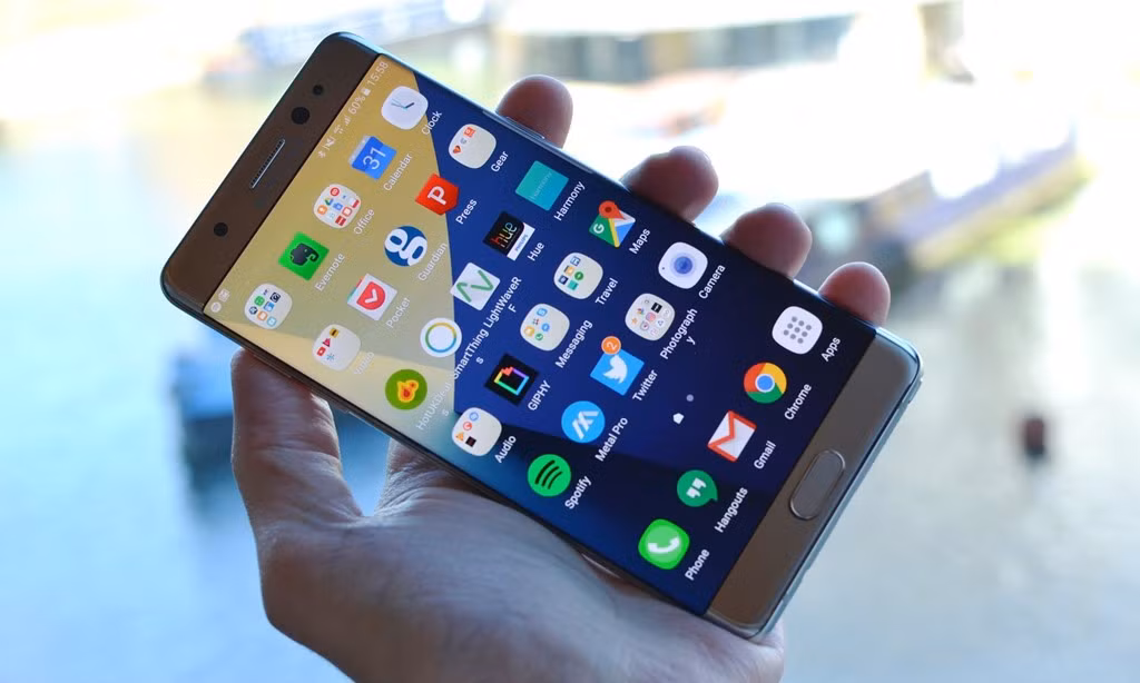 Samsung Galaxy Note 7: Ra mắt kèm slogan “Nghĩ lớn” (Think Big), Galaxy Note 7 mang vẻ đẹp khác biệt, công nghệ hiện đại đã nhanh chóng chiếm được thiện cảm của người dùng. Tuy nhiên, chỉ một lỗi nhỏ trong thiết kế viên pin đã kéo theo sự sụp đổ của Galaxy Note 7 cùng với danh tiếng và công sức của Samsung. Dù sớm bị khai tử, Note 7 đã góp phần tạo nên hình ảnh mới của Samsung, một công ty đặt người dùng trên hết và cho họ cơ hội để thể hiện chính mình với Galaxy S8 sắp tới.