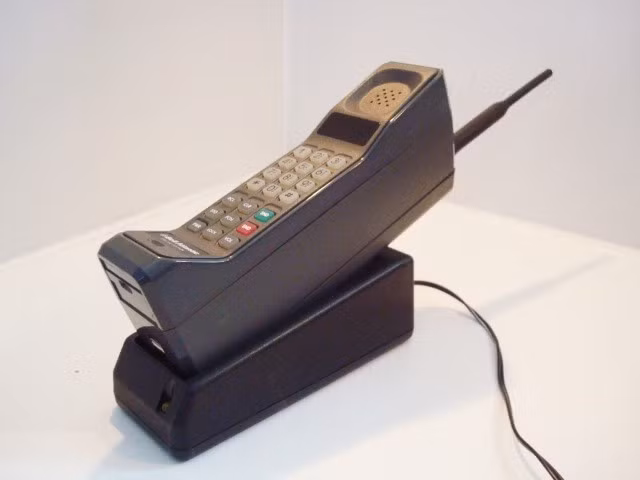 Motorola DynaTAC 8000X: Điện thoại di động đầu tiên thế giới là Motorola DynaTAC 8000X. Nó được giới thiệu vào năm 1973, bán ra từ năm 1984 với mức giá khi đó là 4.000 USD. Motorola DynaTAC 8000X cần đến 10 giờ sạc pin cho cuộc gọi vỏn vẹn 30 phút và máy có thể lưu trữ 30 số điện thoại. Hiện máy có giá lên đến 9.500 USD trên các trang rao vặt.