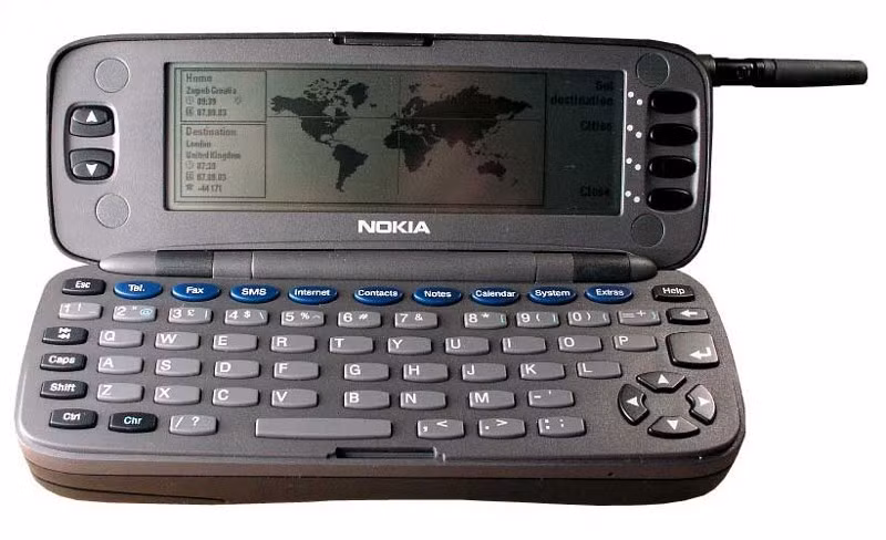 Nokia 9000 Communicatior: Sử dụng nền tảng GeoWork GEOS V3.0, bộ lưu trữ 8 MB kết hợp thiết kế nắp gập và bàn phím QWERTY, chiếc Nokia 9000 Communicator là smartphone đầu tiên của thế kỷ trước. Máy sử dụng màn hình LCD 4,5 inch có mật độ điểm ảnh lên đến 148 PPI, chip xử lý Intel 386EX. Người dùng có thể nghe gọi, gửi tin nhắn và lướt web trên Nokia 9000 Communicator.
