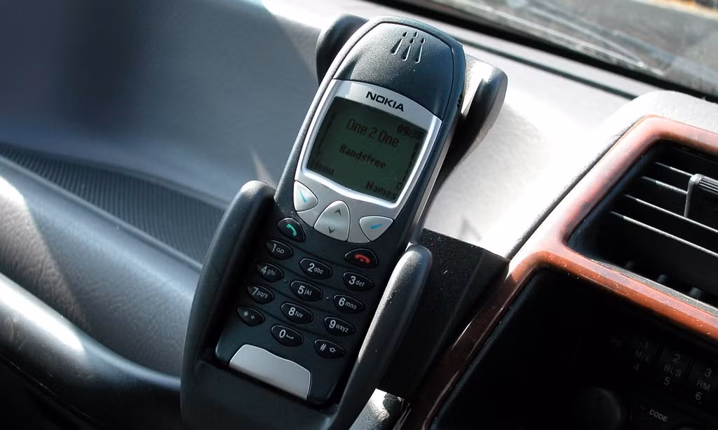 Nokia 6210: Đây là một trong những mẫu di động “cục gạch” đầu tiên trên thế giới. Tuy có kiểu dáng thiết kế cơ bản không nắp gập hay bàn phím QWERTY, Nokia 6210 và những model tương tự lại trở thành huyền thoại trong lòng người dùng. Đáp ứng tốt nhu cầu nghe gọi, nhắn tin và có thể hoạt động 9 ngày chỉ với một lần sạc, máy vẫn còn được lưu giữ và sử dụng hàng ngày bởi nhiều tín đồ Nokia.