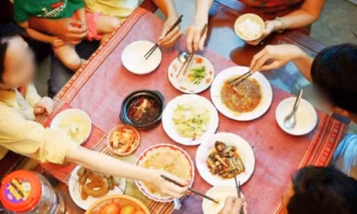 Gắp thức ăn mời người khác, thói quen sai lầm giết chết bạn Gap thuc an moi nguoi khac, thoi quen sai lam giet chet ban