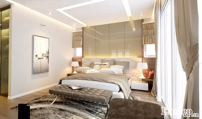Phòng ngủ Phòng ngủ của bố mẹ được thiết kế màu trắng và be vàng. Khung cửa sổ rộng, gia chủ có thể đón nắng gió và ngắm thiên nhiên từ chính chiếc giường ngủ của mình.