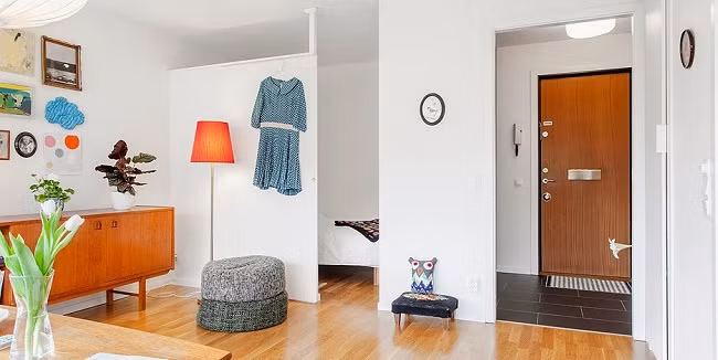 Lối vào nhà Căn hộ với diện tích khá khiêm tốn, chỉ với 37m2 nhưng mỗi mét vuông đều mang dấu ấn của phong cách Retro, khi gia chủ yêu nét đẹp mang hơi hướng cổ điển trong thiết kế nội thất, pha trộn chút gì đó mềm mại, duyên dáng của không gian, đủ để mọi người cảm thấy 'lưu luyến' không rời khi bước chân đến đây hay một lần được ngắm nhìn căn hộ này.