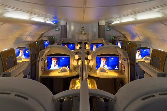 2. Đi máy bay dát vàng Tất cả 14 cabin trên chiếc A380 của hãng Emirates Airlines được trang trí bằng vàng. Ngoài ra, mỗi cabin còn có minibar, phòng tắm riêng với hệ thống sưởi ấm sàn. Mức giá để hưởng thụ những tiện nghi xa xỉ này tùy thuộc từng chặng bay nhưng cao nhất lên tới 300.000 USD một chặng khứ hồi.