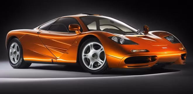 Cuối cùng là McLaren F1. Là siêu xe được chính Gordon Murray - nhà thiết kế nổi tiếng trong làng F1 và là nhân vật có tầm ảnh hưởng với tập đoàn McLaren Cars - chắp bút, F1 từ khi sinh ra đã là chiếc coupe 2 cửa cánh chim tạo sức hút không hề nhỏ với sức mạnh vượt trội. Trên thế giới, chỉ có 106 chiếc McLaren F1 được sản xuất. Trong số đó, chỉ 64 bản tiêu chuẩn dành cho đi phố. Toàn bộ các phiên bản còn lại là hàng thửa, dành cho đường đua hay các bản cá nhân hóa phức tạp và đắt đỏ bậc nhất thế giới. Theo thống kê tính tới thời điểm hiện tại, McLaren F1 vẫn là đỉnh cao tốc độ với vận tốc cực đại hơn 390km/h - con số mà bất kỳ một mẫu xe nguyên bản nào sản xuất cùng thời kỳ cũng khó có thể vươn tới. Ngày 31/3/1998, tức khoảng trước một năm nó bị ngừng sản xuất, F1 chính thức bước lên vị trí tượng đài khi phá kỷ lục tốc độ mà mãi tới năm 2005, Bugatti Veyron mới có thể xô đổ.