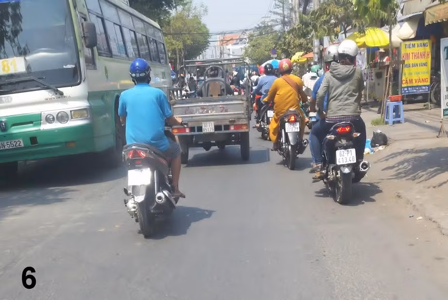 Sư giả chạy xe BKS: 59L1-370.78, hướng từ đường Tân Kỳ Tân Quý về quốc lộ 1A.