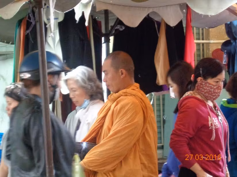 Sư giả liếc mắt ngang dọc, tìm chỗ đông người, tiến lại để xin tiền bố thí.