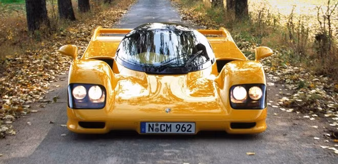Dauer 962 Le Mans là bản sản xuất được phép chạy đường phố của mẫu Porsche 962 dành chiến thắng giải Le Mans. Xe được sản xuất từ năm 1993 tới năm 1997. Động cơ nguyên gốc được thay bằng loại 3.0L cho công suất cực đại 730 mã lực. Xe có thể đạt tốc độ tối đa là 404,6 km/h và chỉ mất 2,8 giây để tăng tốc nước rút từ 0-100 km/h.