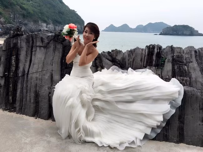 Nam diễn viên Hiệp gà diện vest xanh và cô dâu Diệu Thúy chọn váy cưới cúp ngực. Cả hai cùng bạn bè đến đảo Cát Bà để chụp ảnh cưới ngoài trời.