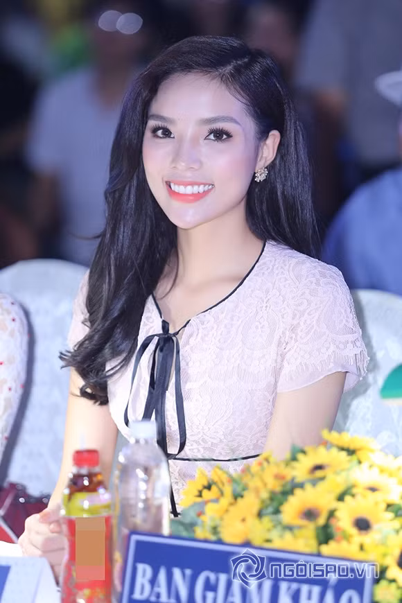 Nói về việc ngồi ghế ban giám khảo Kỳ Duyên chia sẻ đây là công việc thú vị. Cô đưa ra những lời nhận xét khiến các bạn sinh viên rất hào hứng. Các thí sinh đều “tâm phục khẩu phục” trước những góp ý mà Hoa hậu 9x dành cho. Được biết, hiện Kỳ Duyên cũng là một trong những sinh viên đang theo học tại trường Đại học Ngoại thương.