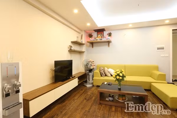 ...nên việc lựa chọn màu sơn sáng, kết hợp nền gỗ và màu sắc nội thất tươi tắn khiến không gian thoáng sáng, hiện đại và tươi mát hơn.