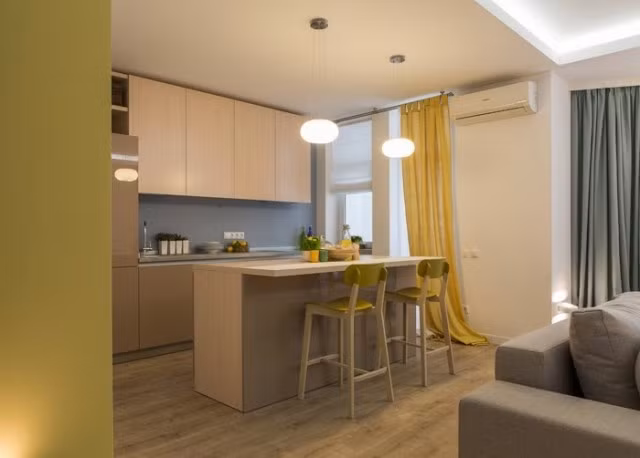 Phòng bếp được chọn lựa những gam màu thân thiện với môi trường như màu gỗ, màu vàng chanh và màu xanh xám. Những gam màu này được pha trộn, kết hợp khá uyển chuyển với các phân vùng ánh sáng để mang lại nét đẹp thanh lịch và cảm giác ấm cúng khi bước vào gian bếp.