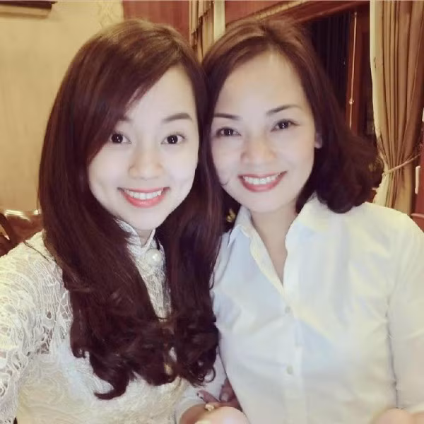 Vẻ đẹp dịu dàng của Khánh Ly được thừa hưởng từ mẹ.