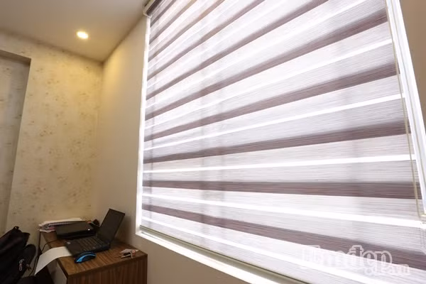 Chiếc rèm Nhật hiện đại (giá 4 triệu) giúp che bớt ánh sáng chiếu trực tiếp vào phòng, được anh chị lựa chọn loại tốt, để sử dụng lâu dài.