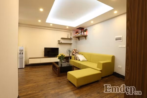Phòng khách Toàn bộ bố cục không gian của căn hộ chung cư 2 phòng ngủ có tính mở, tận dụng tối đa ánh sáng tự nhiên. Phòng khách và bếp được bố trí liên hoàn, không có vách ngăn nhằm tạo không gian lớn nhiều ánh sáng và thông thoáng tự nhiên, mở rộng tầm nhìn ra cảnh quan bên ngoài.