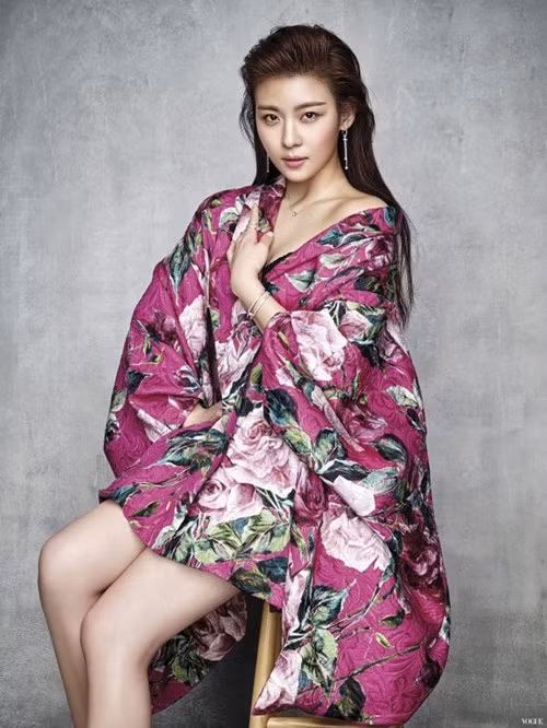 Ha Ji Won sở hữu vóc dáng thon gọn, đường cong quyến rũ và làn da trắng mịn không tì vết.