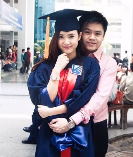 Ngày 30/10/2013, Phan Thành đến chúc mừng Midu, ngày cô chính thức nhận tấm bằng tốt nghiệp Đại học Kiến Trúc Tp.HCM.