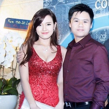 Midu đẹp gợi cảm bên bạn trai khi cùng tham gia một sự kiện ra mắt nhà hàng năm 2014.