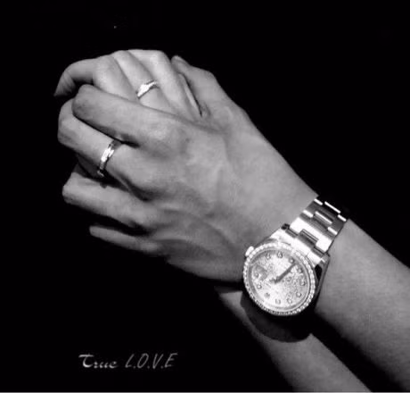Hình ảnh đôi tay đan vào nhau với lời chú thích "True LOVE" mà được Midu và "thiếu gia bí mật" của cô đưa lên trang cá nhân khiến cư dân showbiz càng quyết tâm đi tìm thông tin về anh. Theo đó, bạn trai Midu tên là Phan Thành, là chủ sở hữu nhiều trung tâm thương mại lớn và loạt nhà hàng sang trọng tại thành phố Hồ Chí Minh. Ngoài ra, Phan Thành cũng được nhắc đến với việc sở hữu bộ sưu tầm "xế" khủng trị giá hàng trăm tỷ.