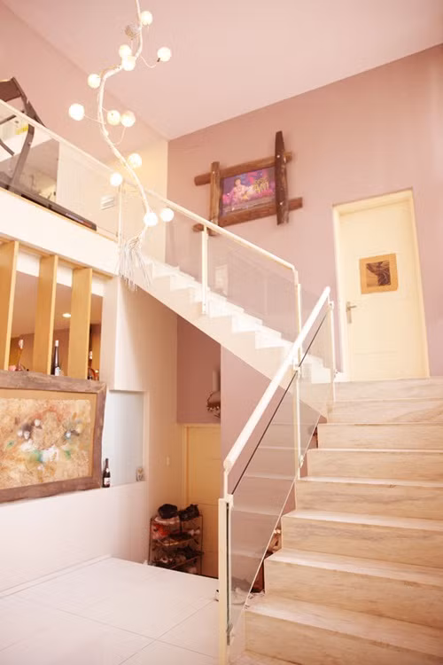 Cầu thang của gia đình khá giản dị, đơn sơ như tính cách của vợ chồng anh chị.